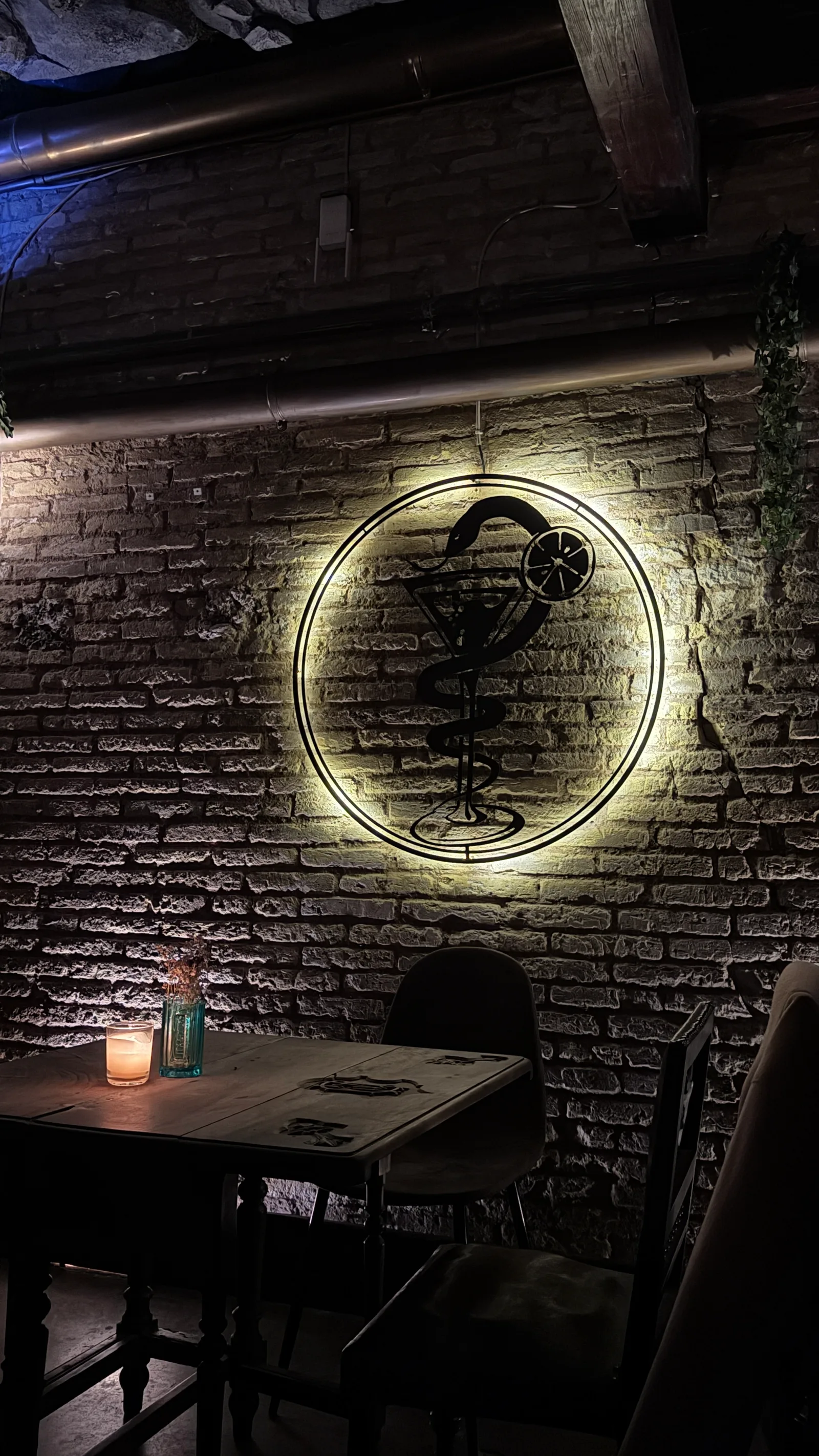 Atmosphere at Apotheke Valencia — travel photo