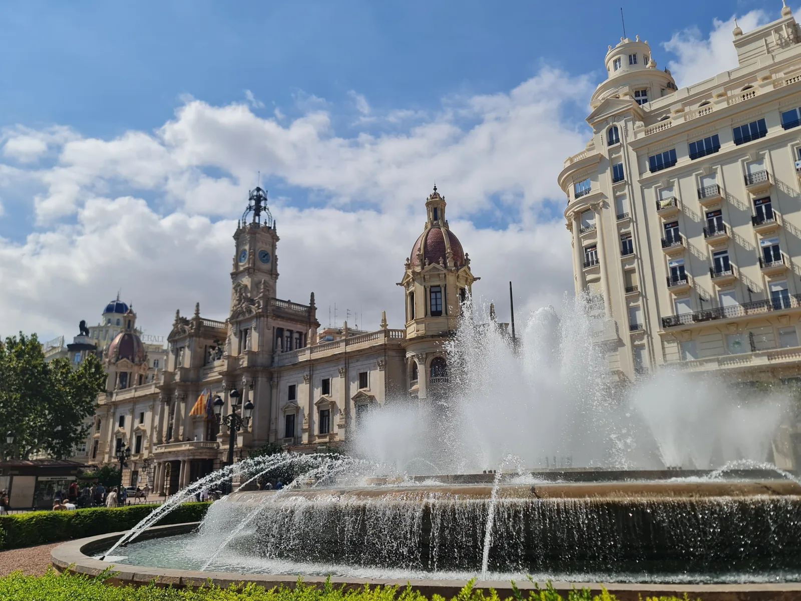 Details at Fuente de la Plaza del Ayuntamiento Valencia — travel photo