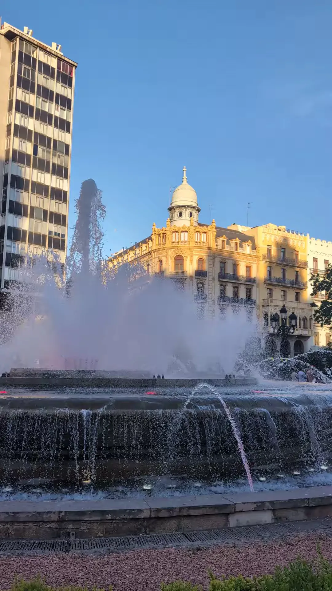 Atmosphere at Fuente de la Plaza del Ayuntamiento Valencia — travel photo