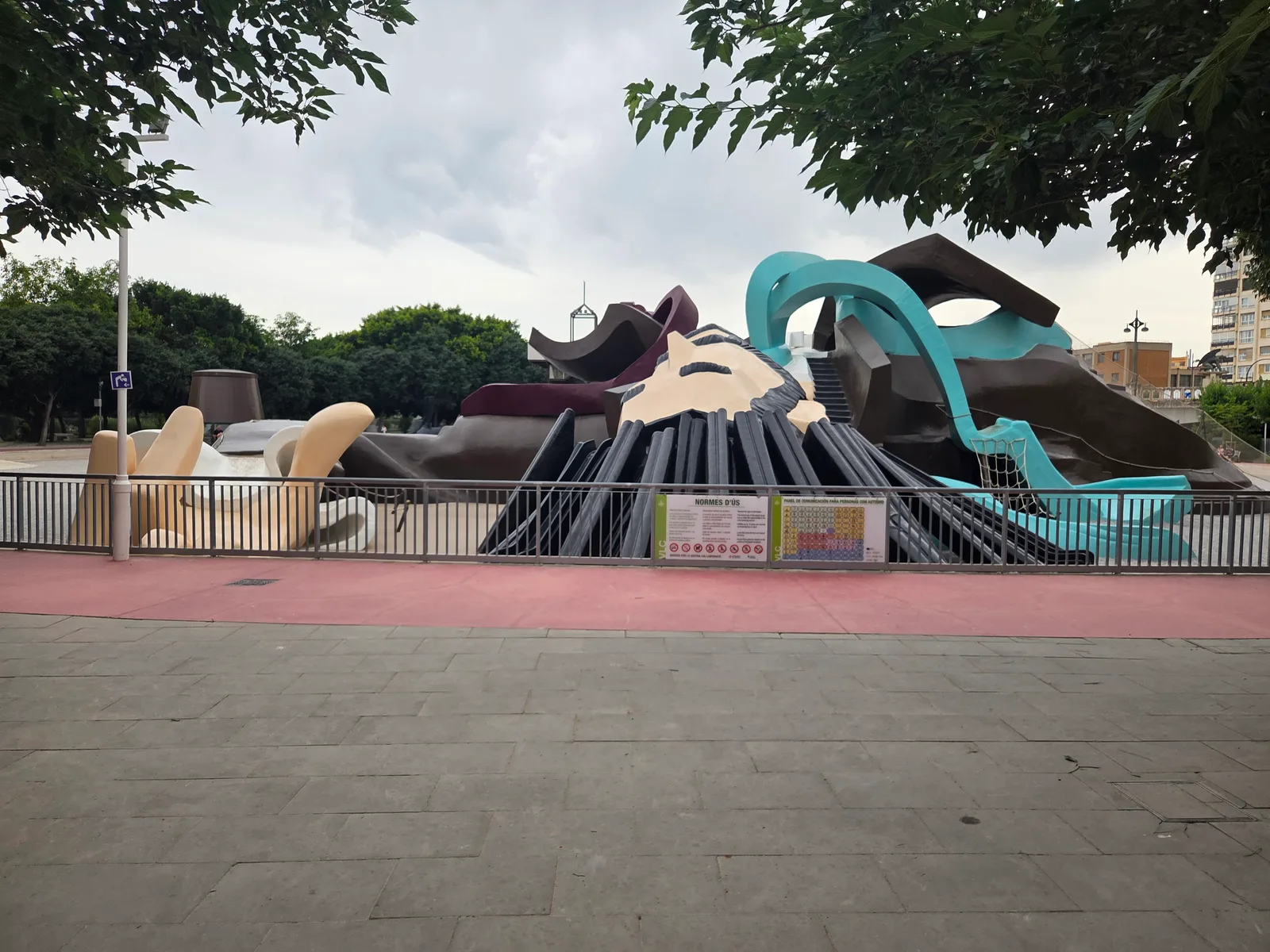 Atmosphere at Gulliver park Valencia — travel photo