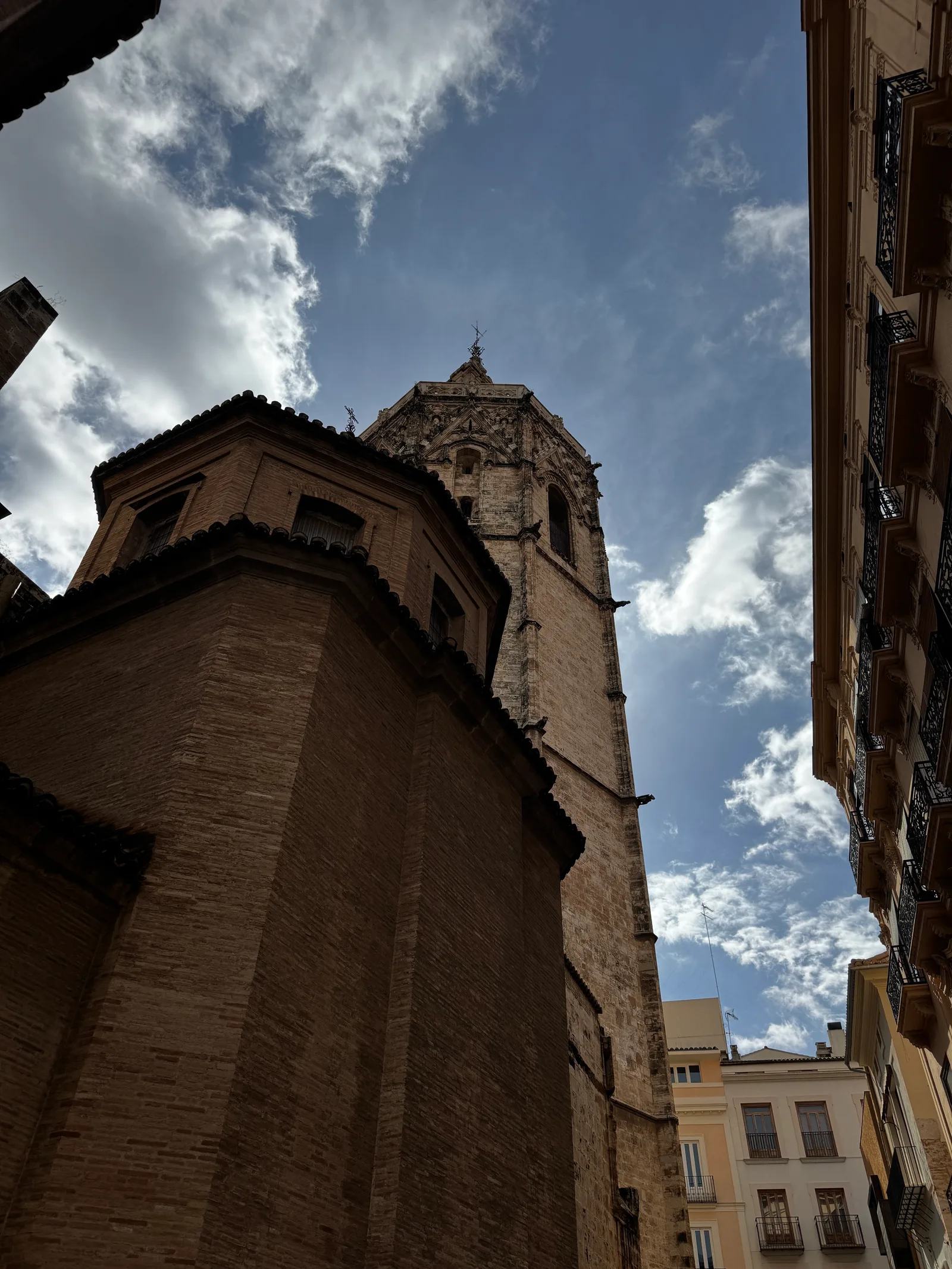 Atmosphere at Plaza de la Virgen Valencia — travel photo