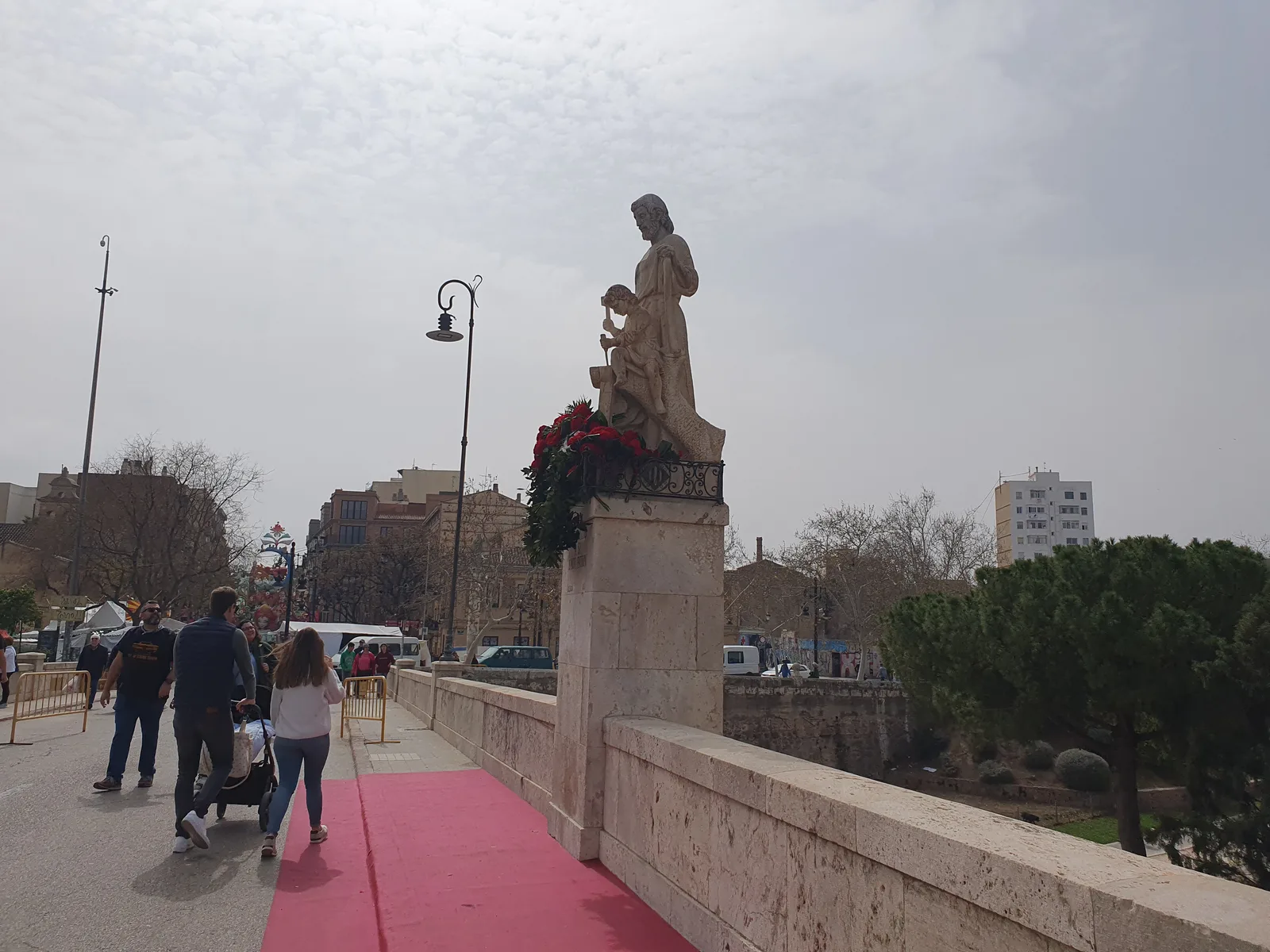 Atmosphere at Pont de Sant Josep Valencia — travel photo