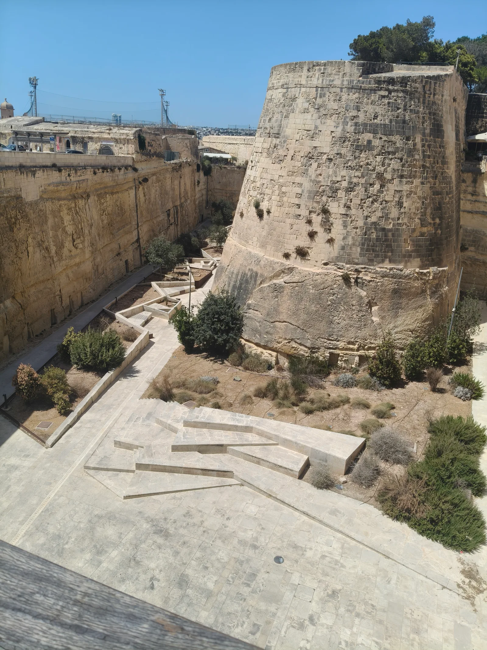 Main view at Ġnien Hastings Valletta — travel photo