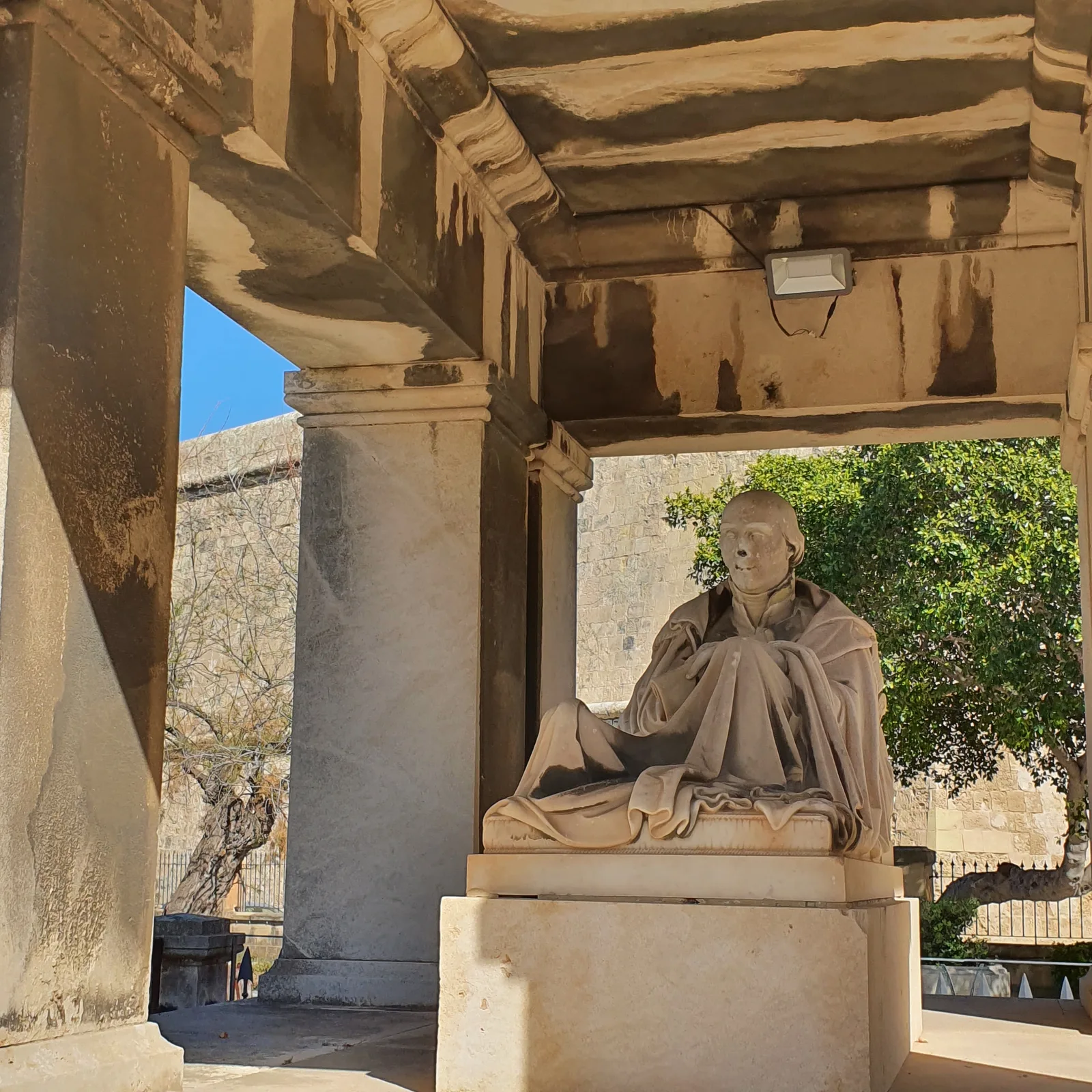 Details at Ġnien Hastings Valletta — travel photo