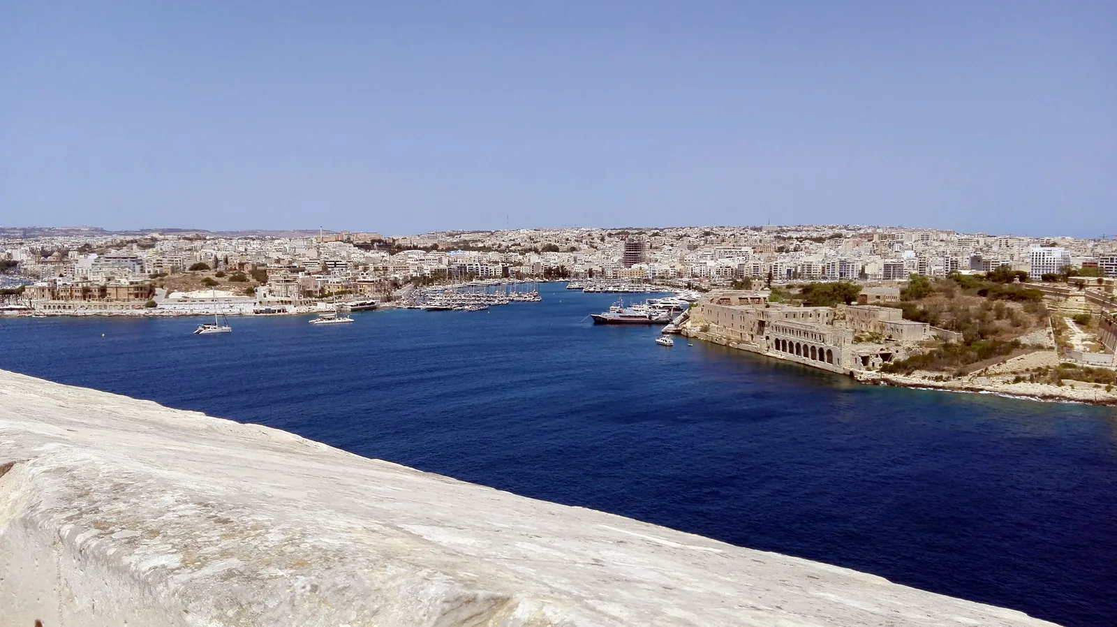 Atmosphere at Ġnien Hastings Valletta — travel photo