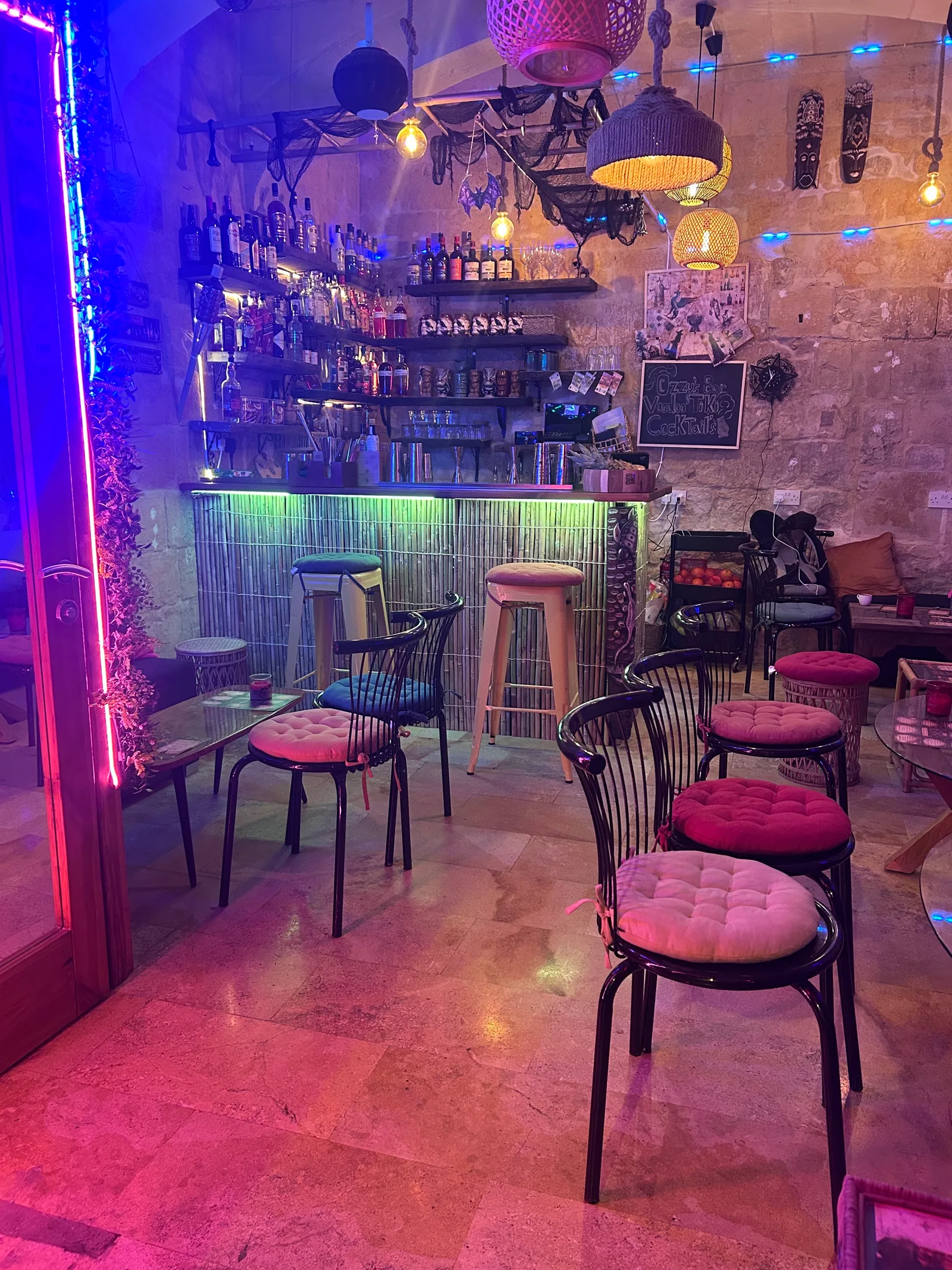Main view at OZZY’S BAR - VOODOO TİKİ COCTEYL Valletta — travel photo
