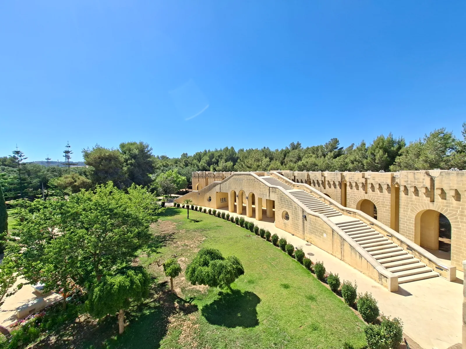 Details at Park Nazzjonali Ta' Qali Valletta — travel photo
