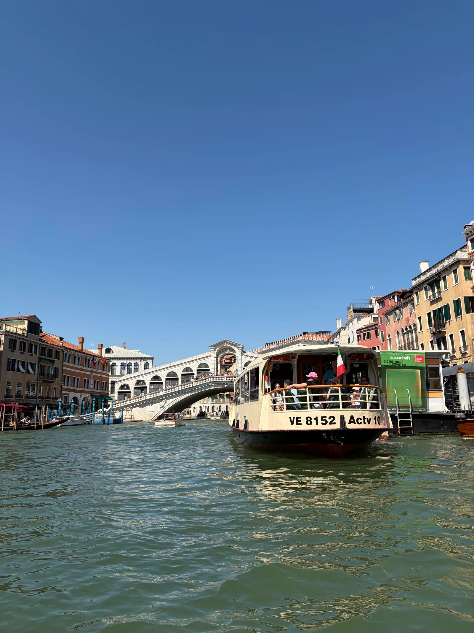 Atmosphere at Ponte di Rialto Venice — travel photo