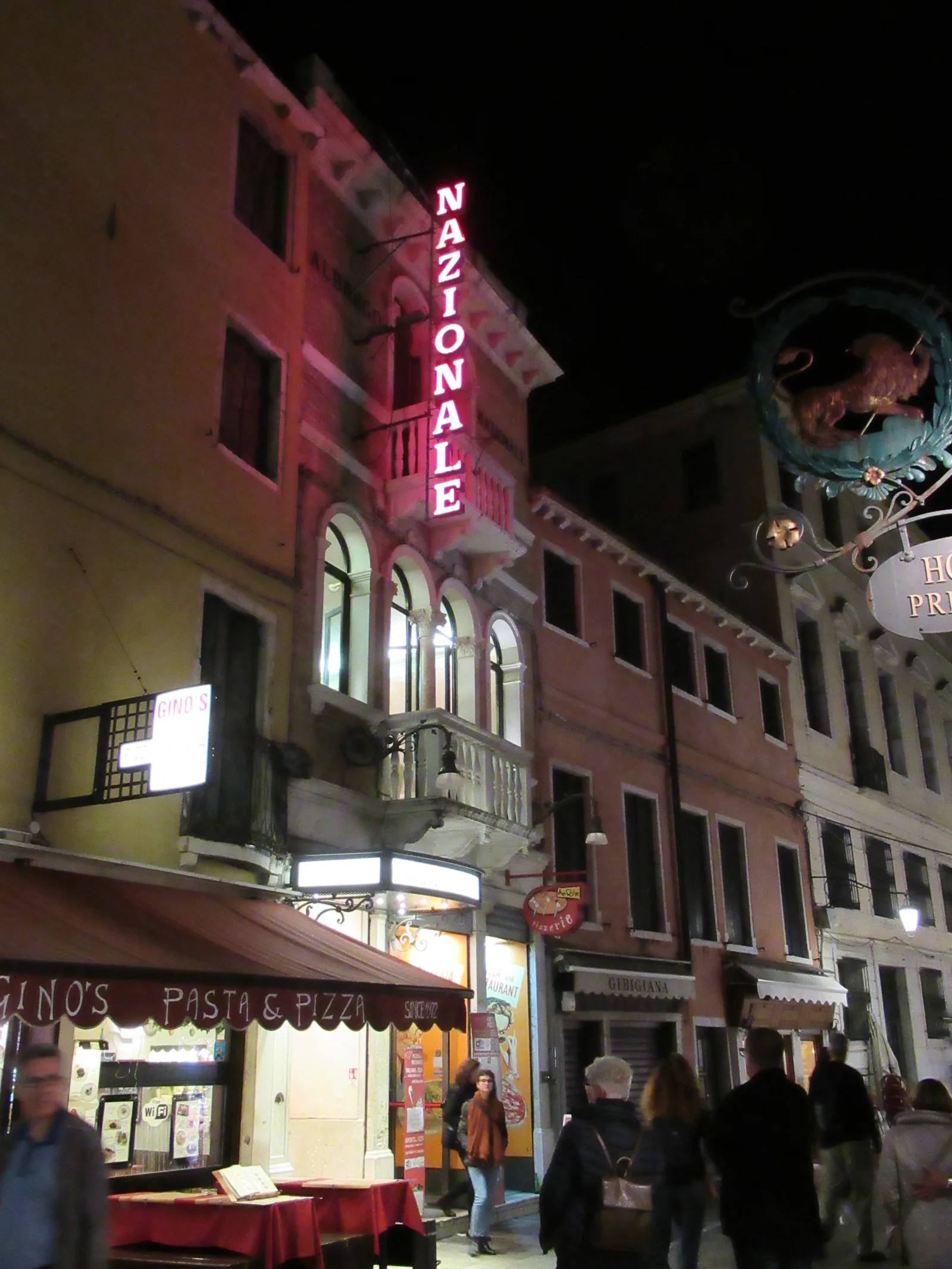 Atmosphere at Rio Terà Lista di Spagna - Walking Street Venice — travel photo