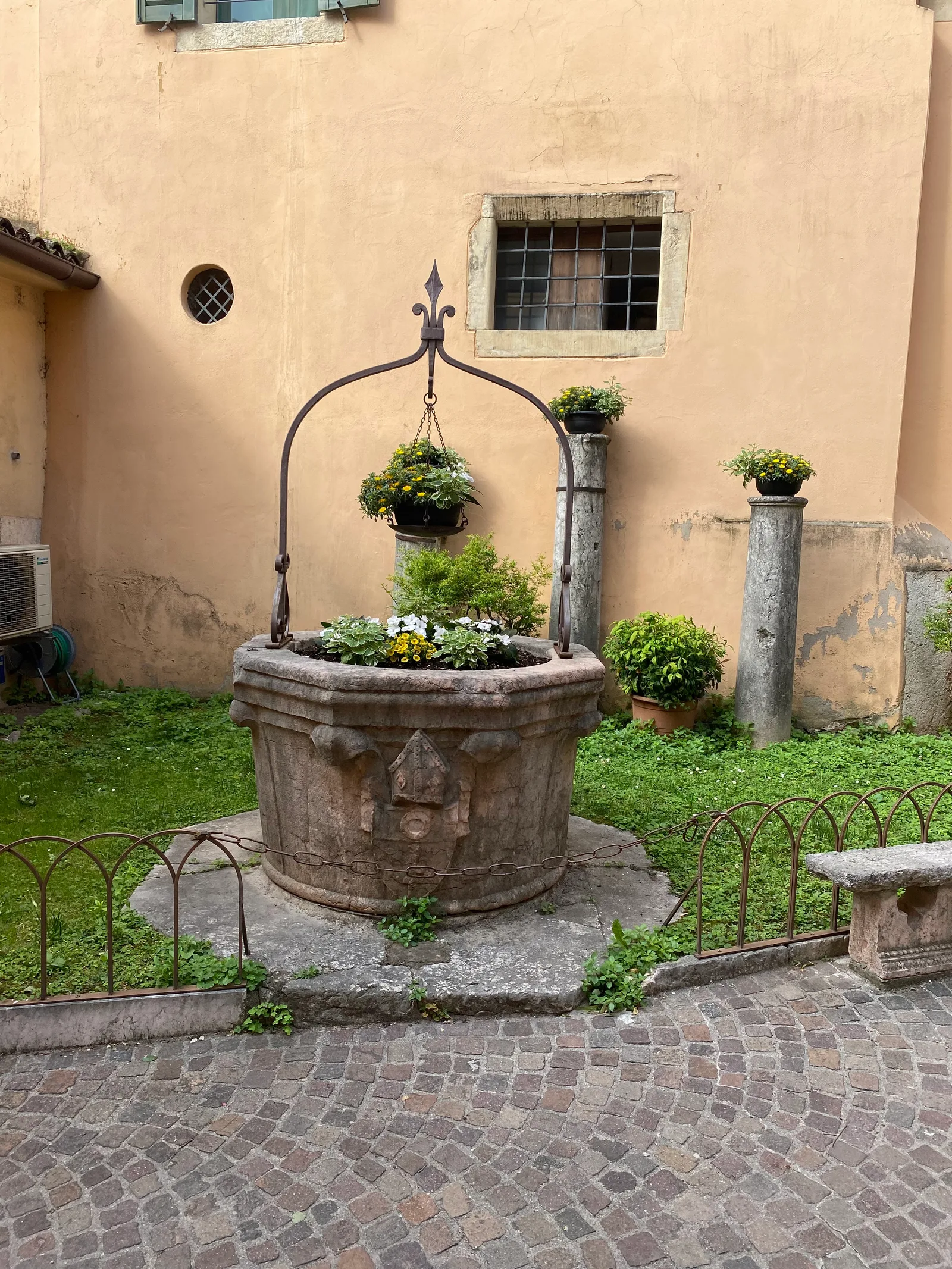 Main view at Basilica di San Lorenzo, Verona Verona — travel photo