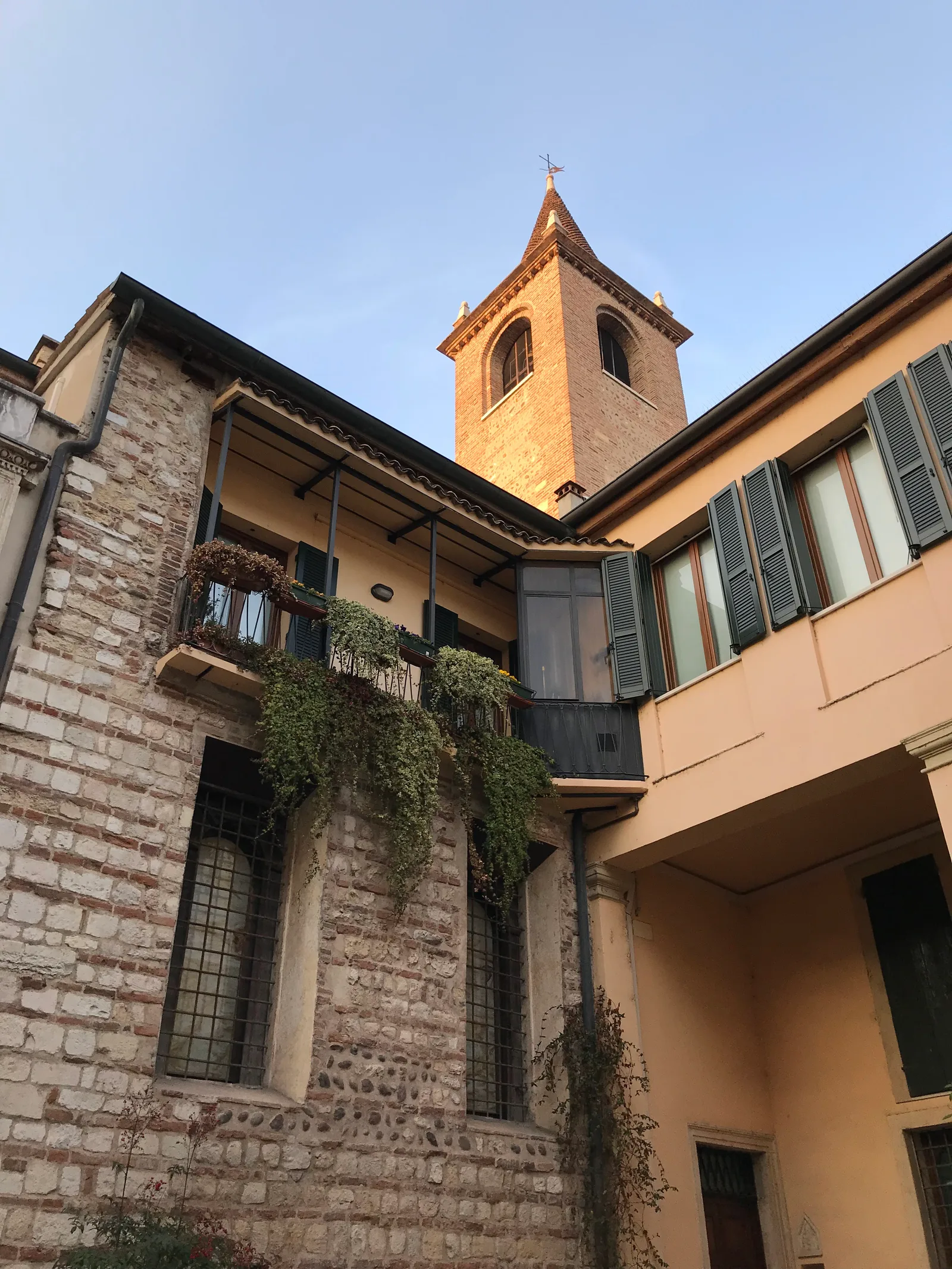 Interior at Basilica di San Lorenzo, Verona Verona — travel photo