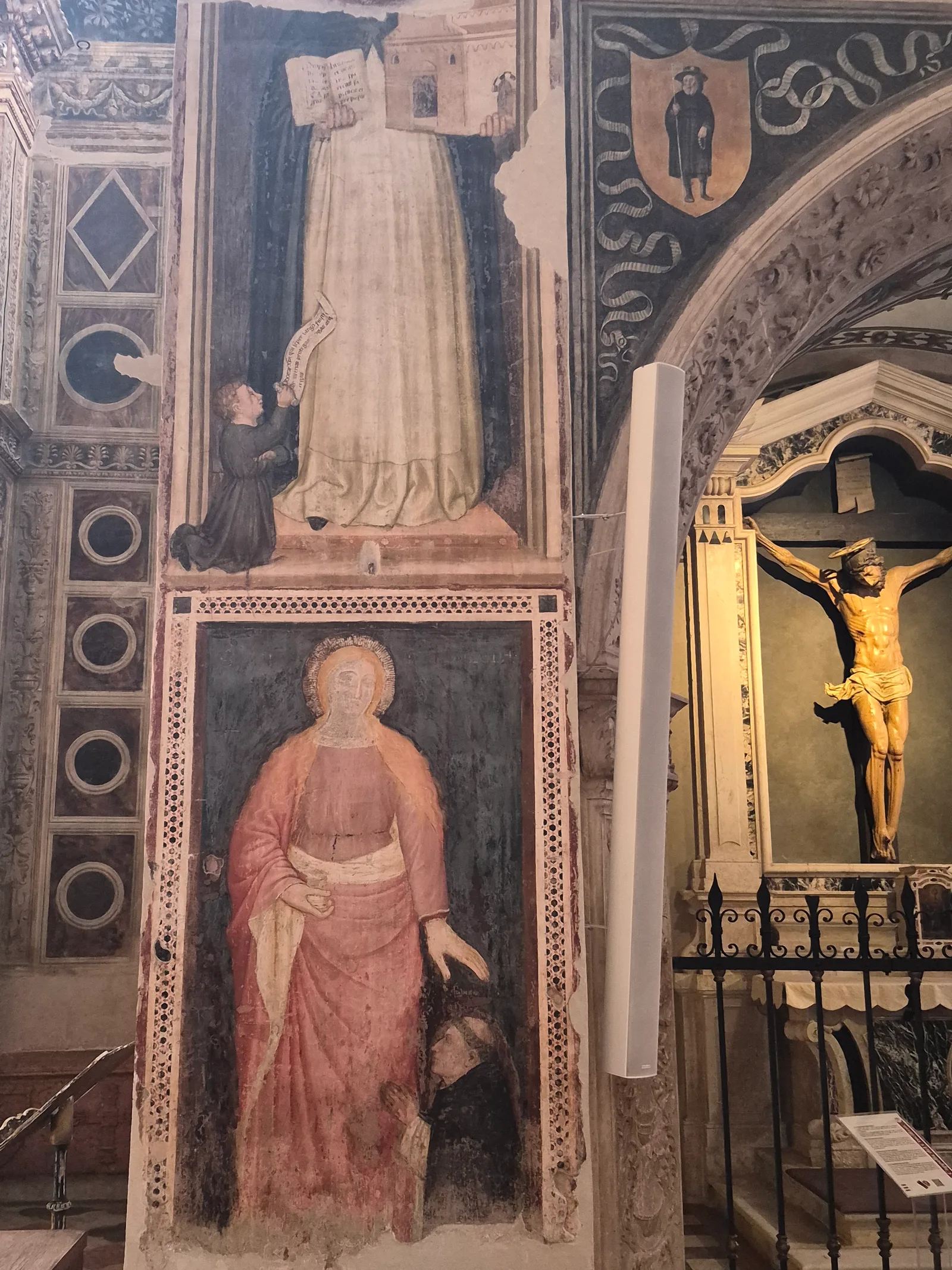 Atmosphere at Basilica of Santa Anastasia Verona — travel photo