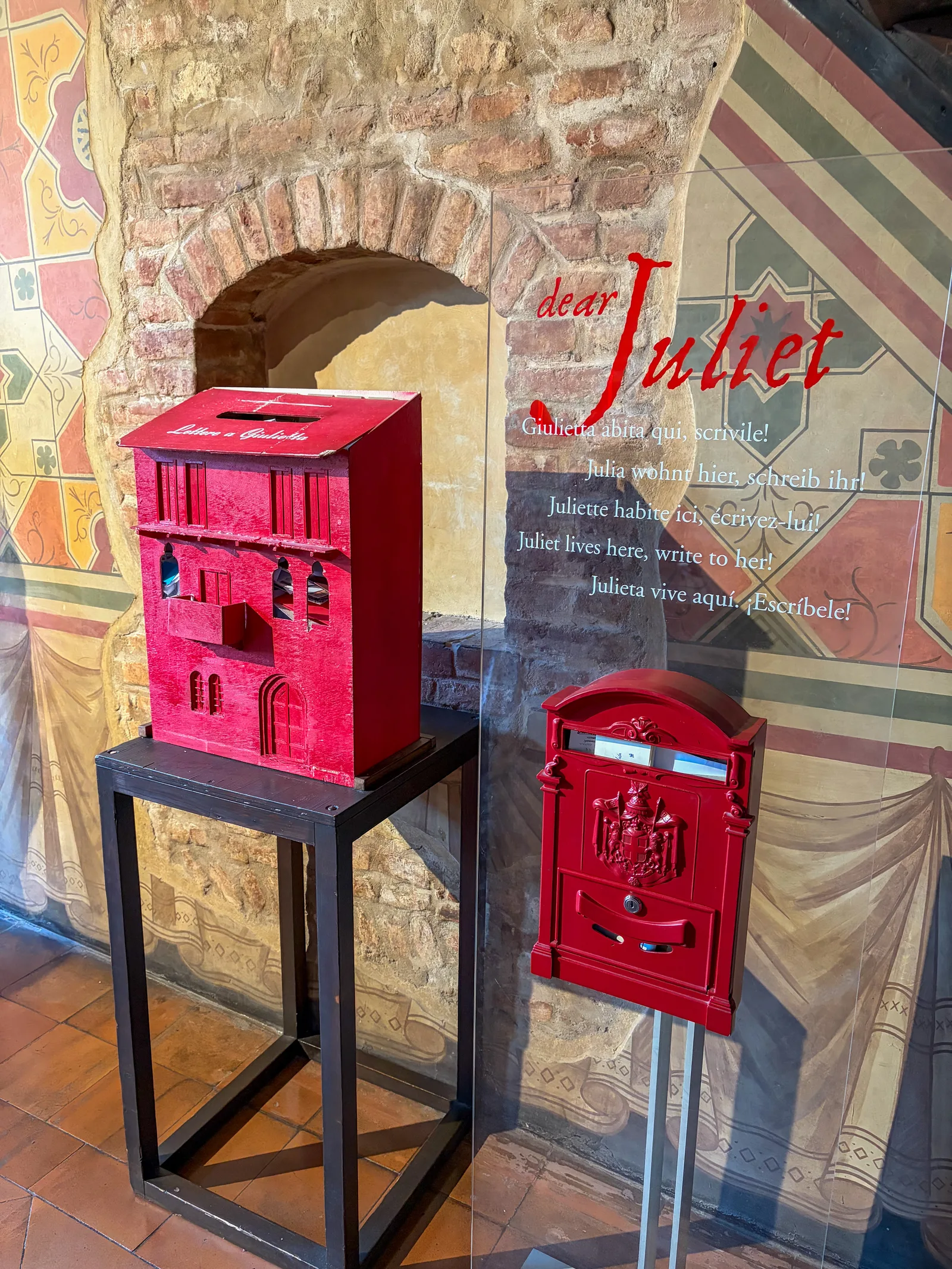Interior at Casa di Giulietta Verona — travel photo