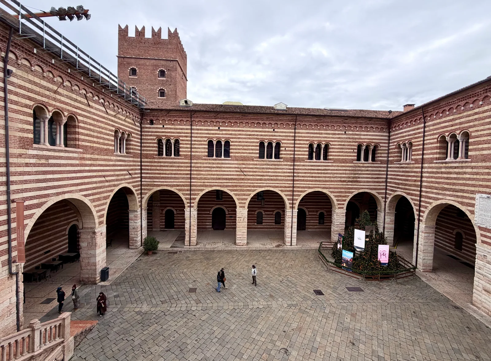 Atmosphere at Courtyard Of The Old Market Verona — travel photo