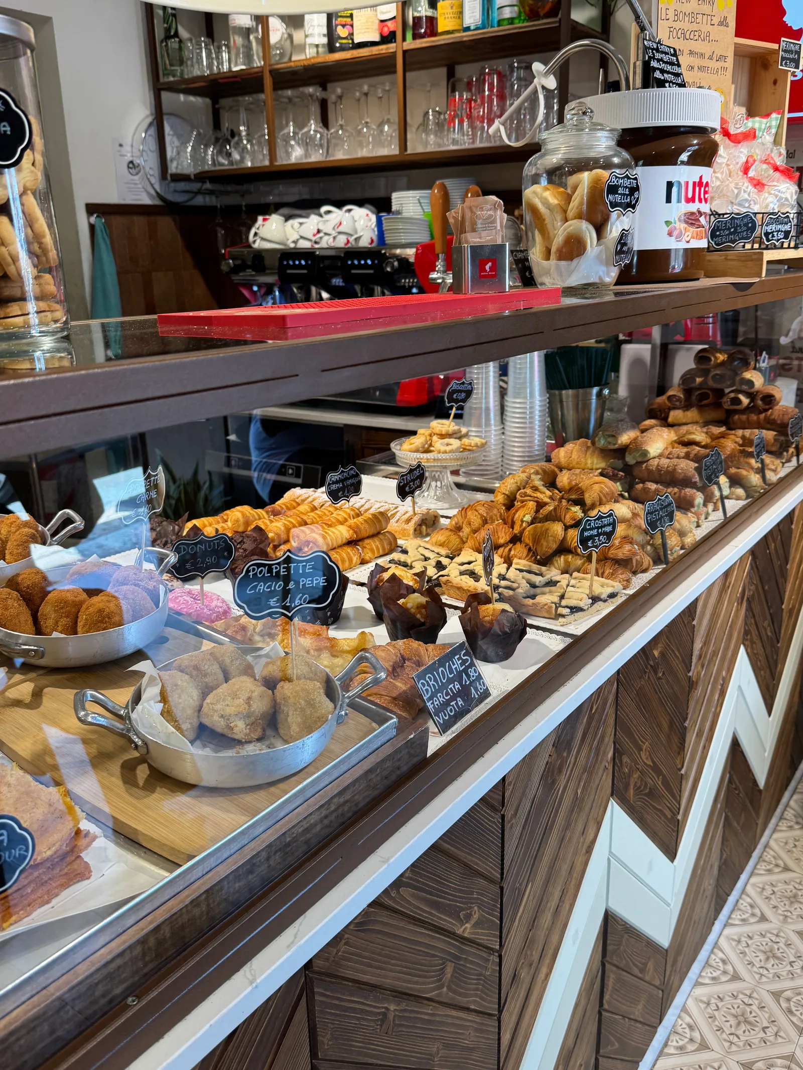 Atmosphere at Focacceria ponte pietra Verona — travel photo