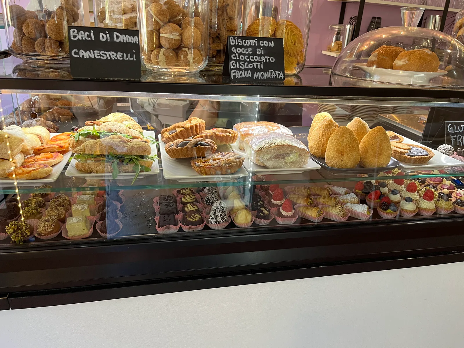Main view at La Magnolia - Pasticceria Vegana Biologica Verona — travel photo