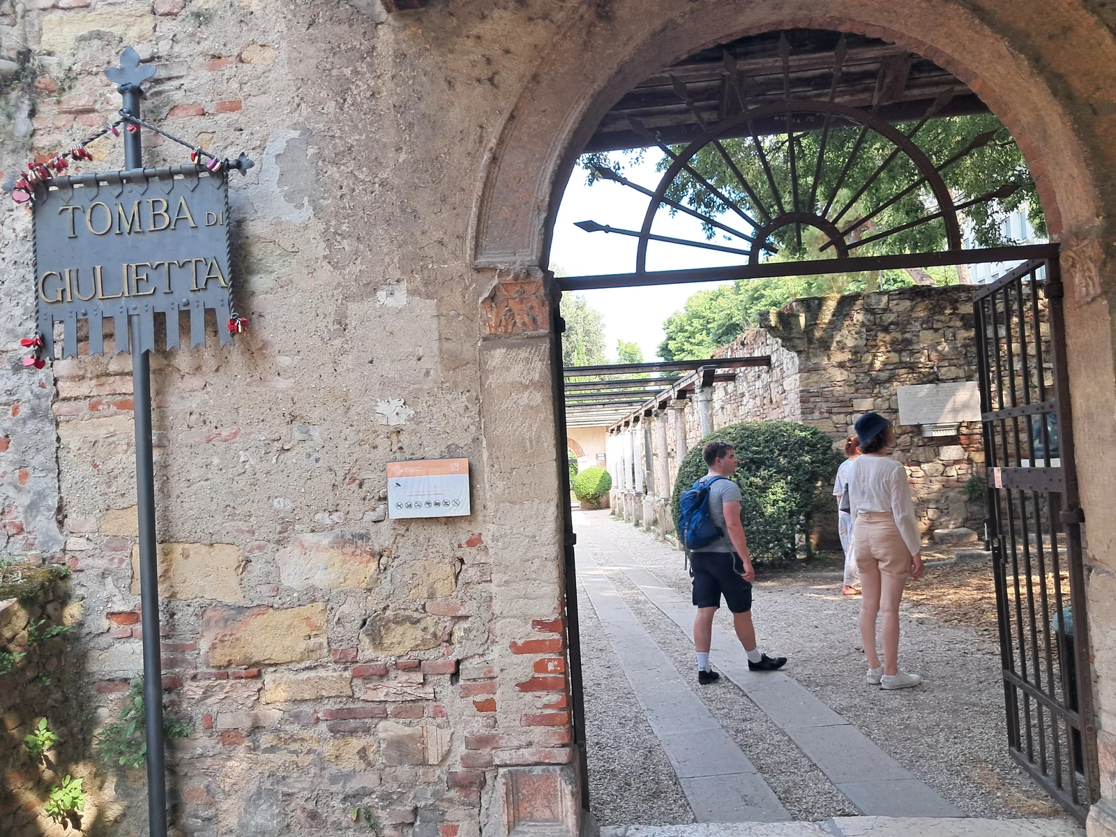 Atmosphere at Museo degli Affreschi 'G.B. Cavalcaselle' alla tomba di Giulietta Verona — travel photo