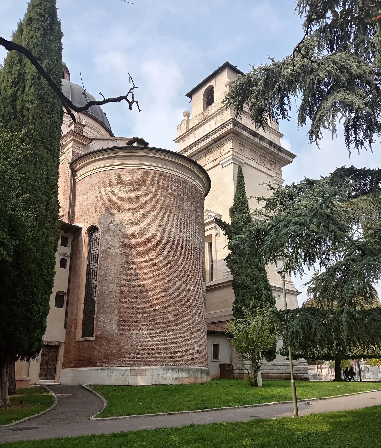 Atmosphere at Plinio Codognato Public Garden Verona — travel photo