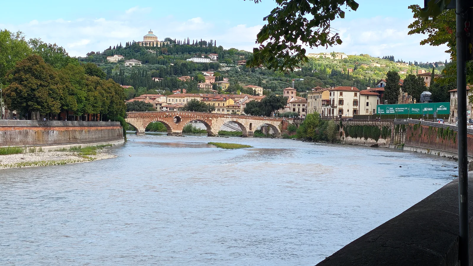 Main view at Ponte Pietra Verona — travel photo