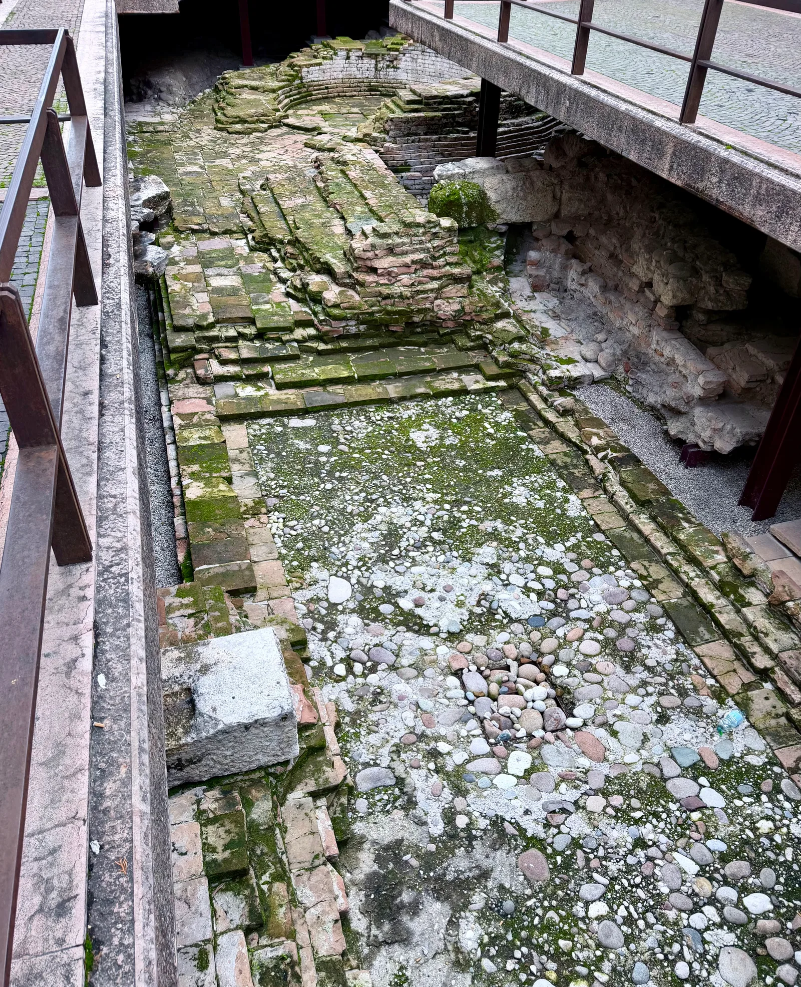 Details at Porta Leoni Verona — travel photo