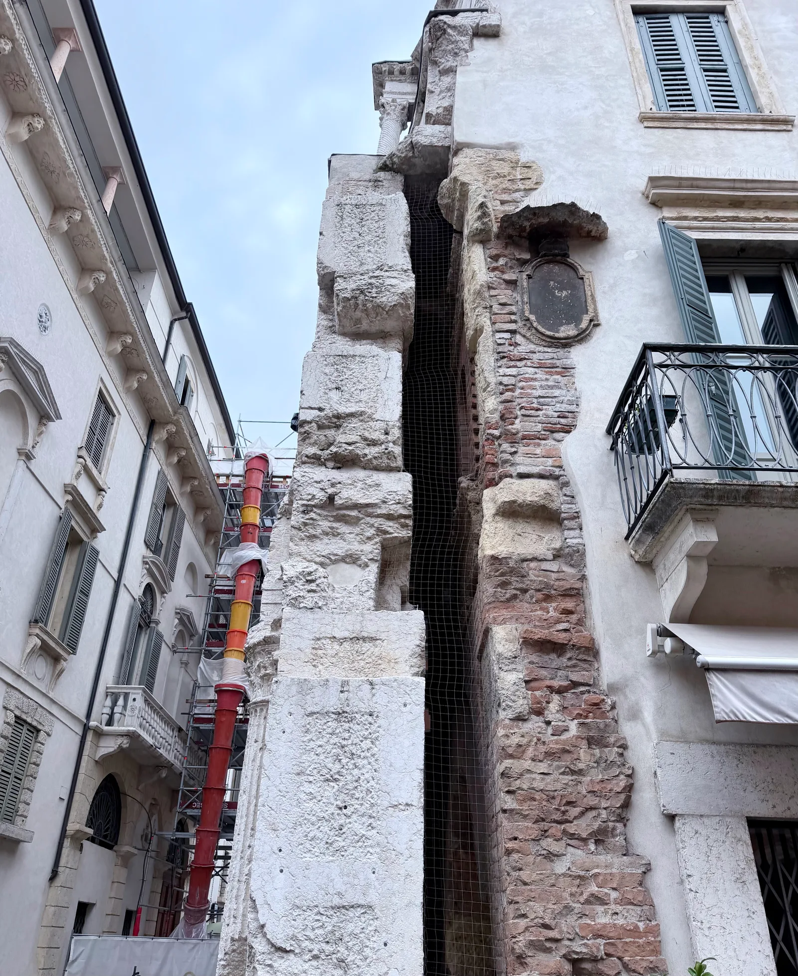 Atmosphere at Porta Leoni Verona — travel photo