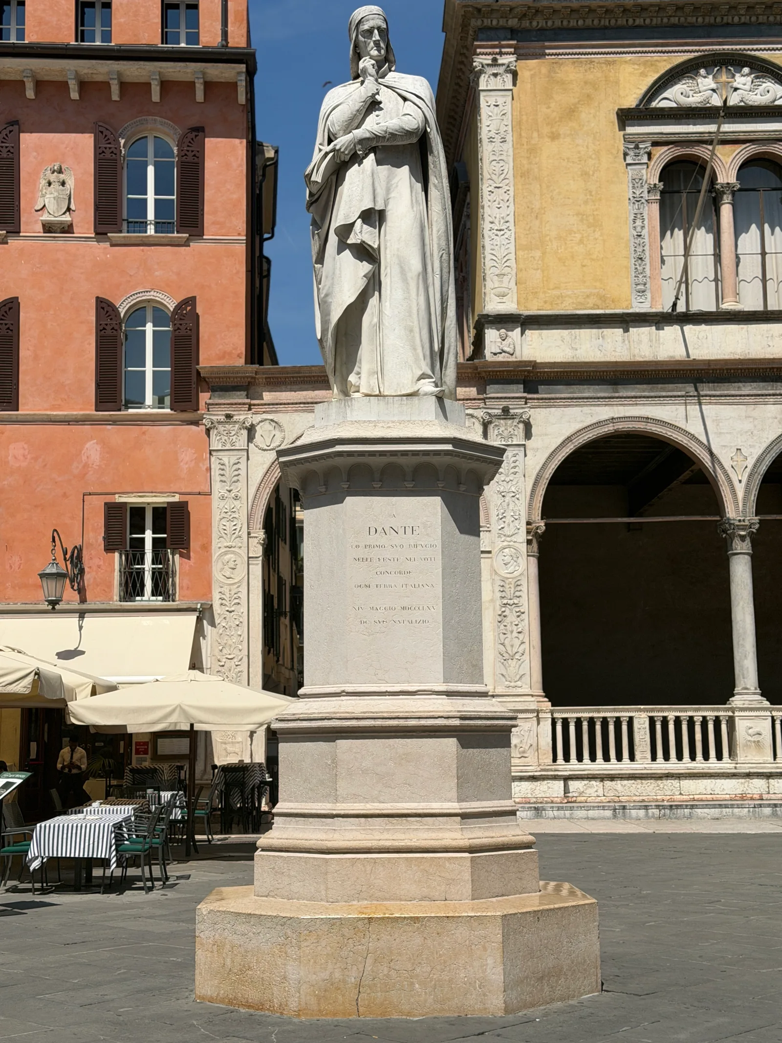 Main view at Statua di Dante Alighieri Verona — travel photo