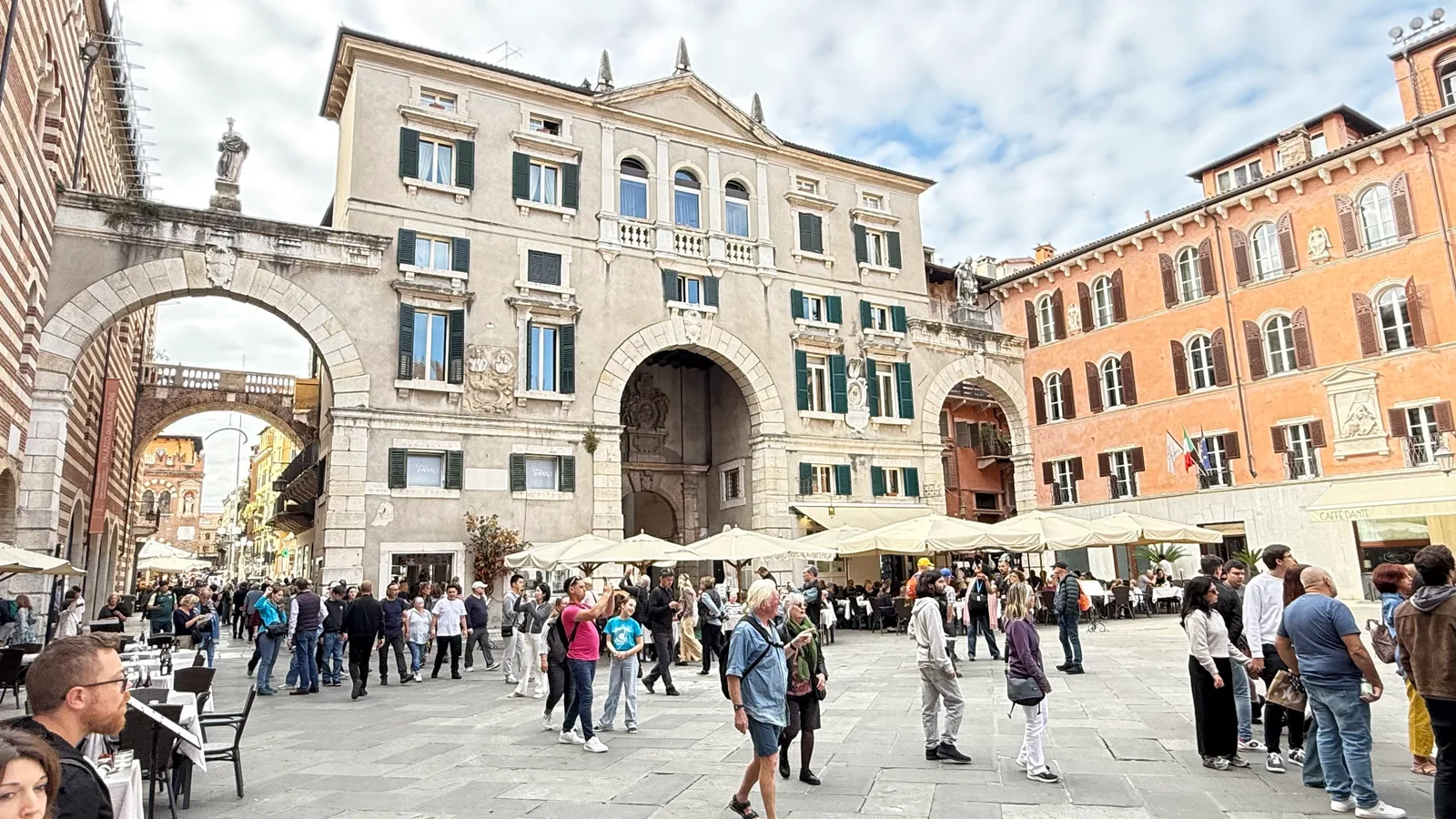 Interior at Statua di Dante Alighieri Verona — travel photo