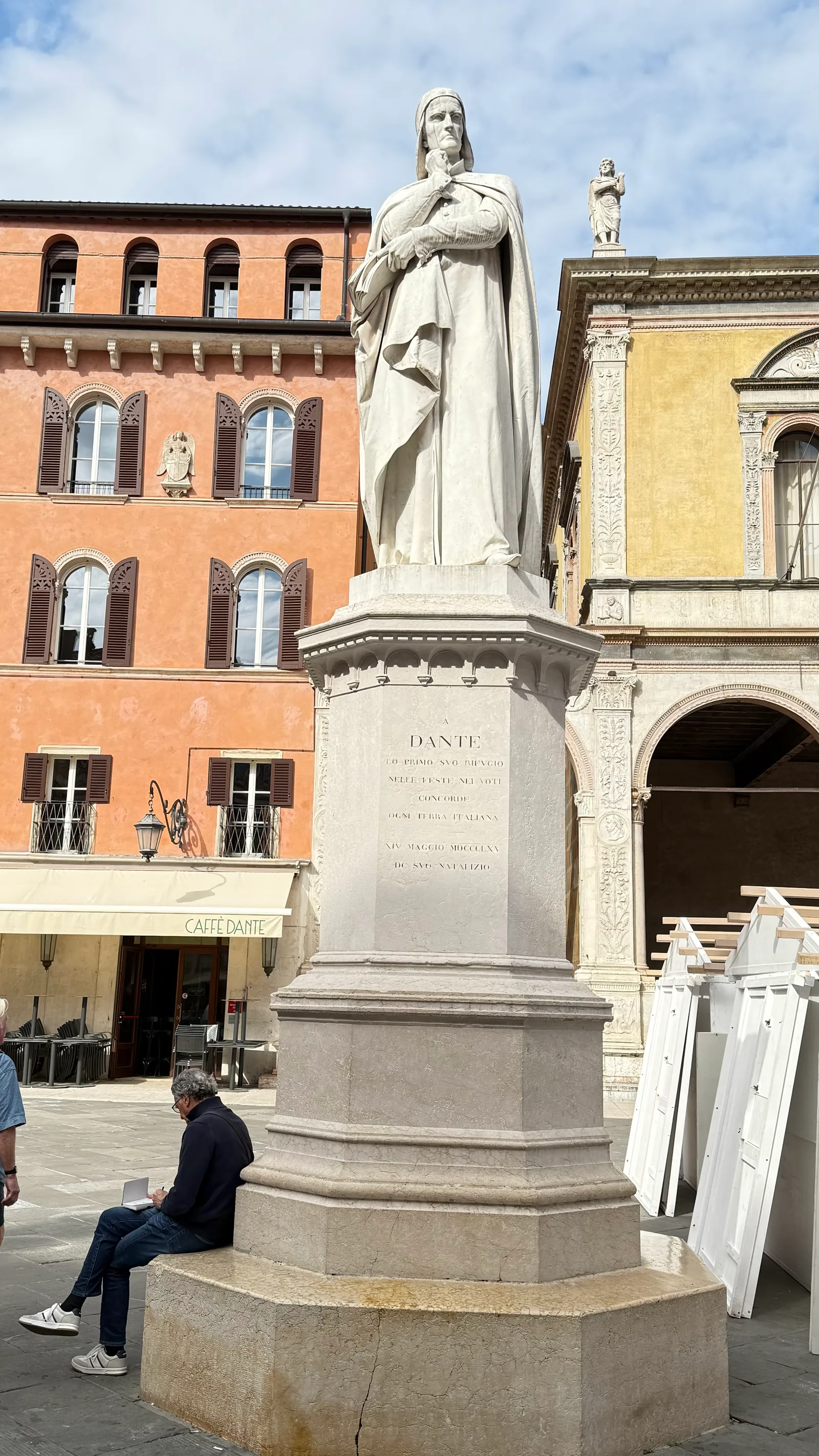 Details at Statua di Dante Alighieri Verona — travel photo