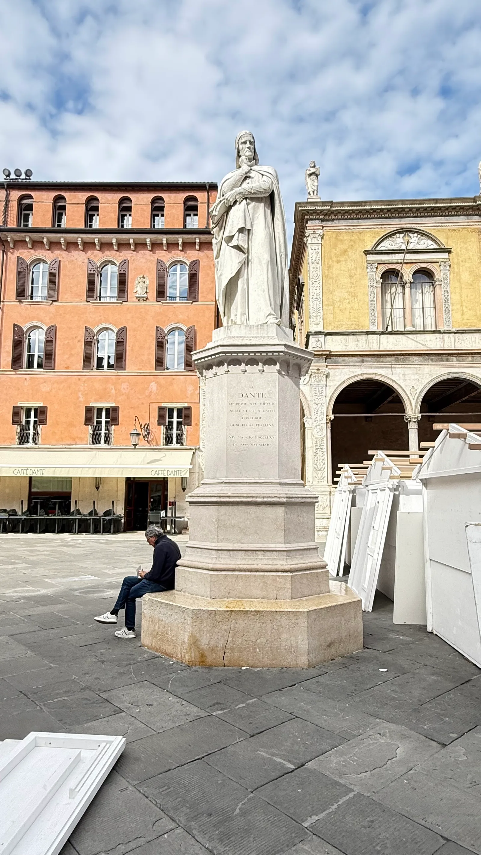 Atmosphere at Statua di Dante Alighieri Verona — travel photo