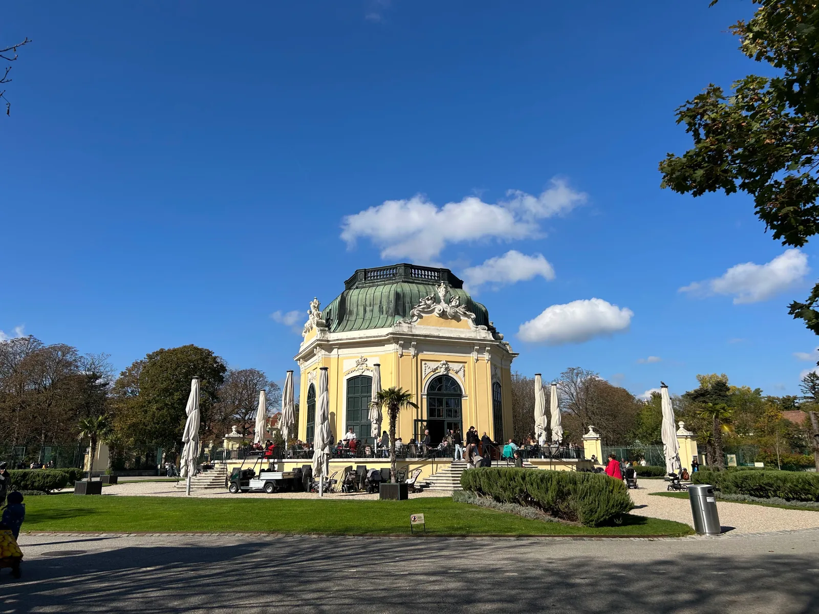 Details at Schönbrunn Palace Park Vienna — travel photo