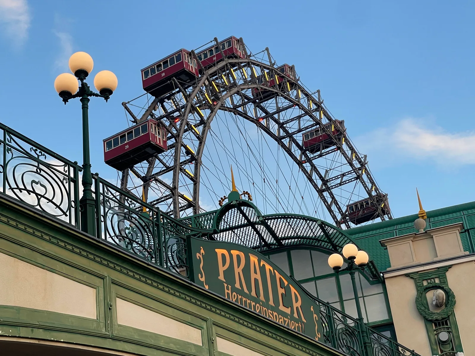 Atmosphere at Viennese Giant Ferris Wheel Vienna — travel photo