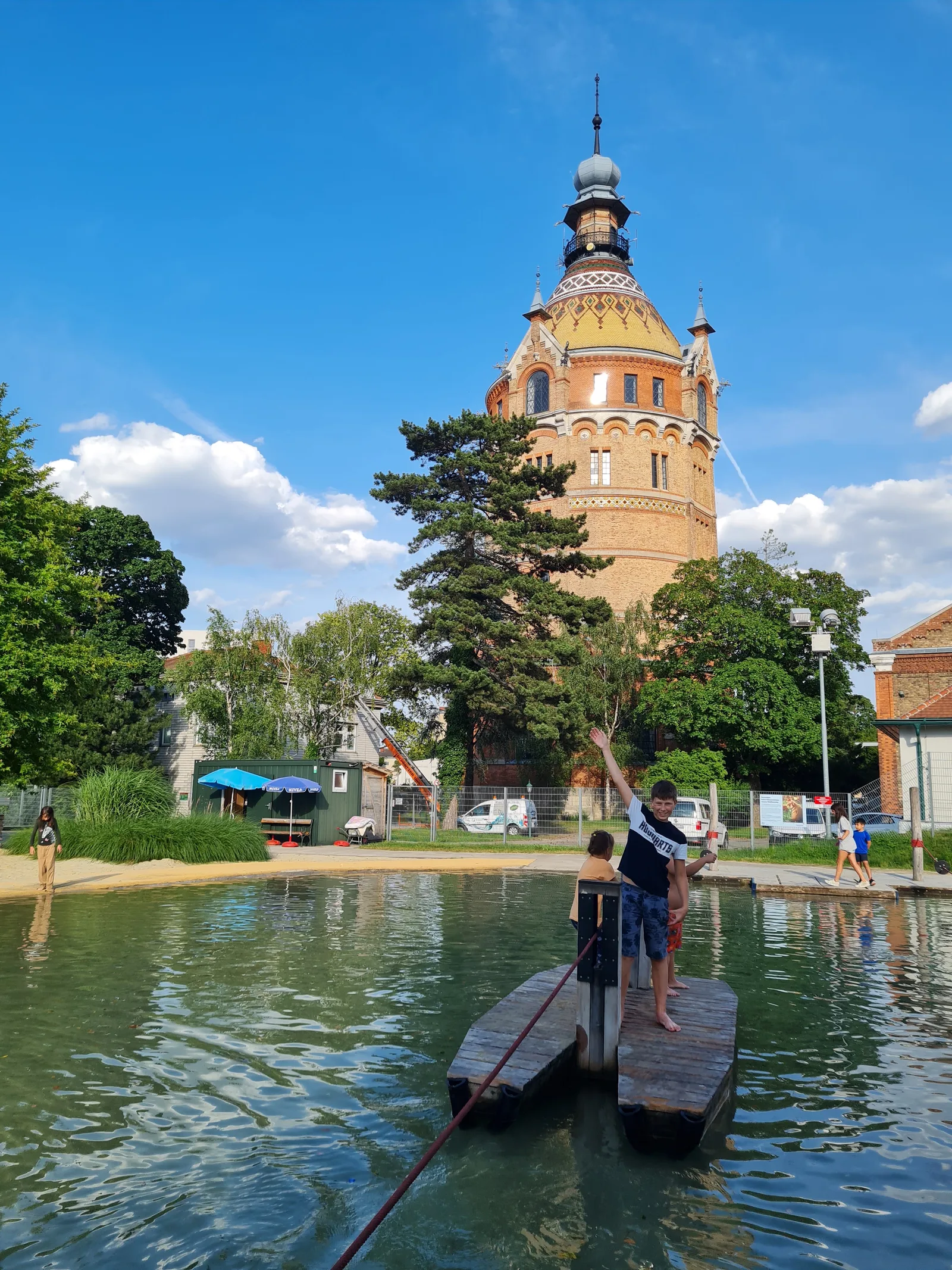 Atmosphere at Wasserspielplatz Wasserturm Vienna — travel photo
