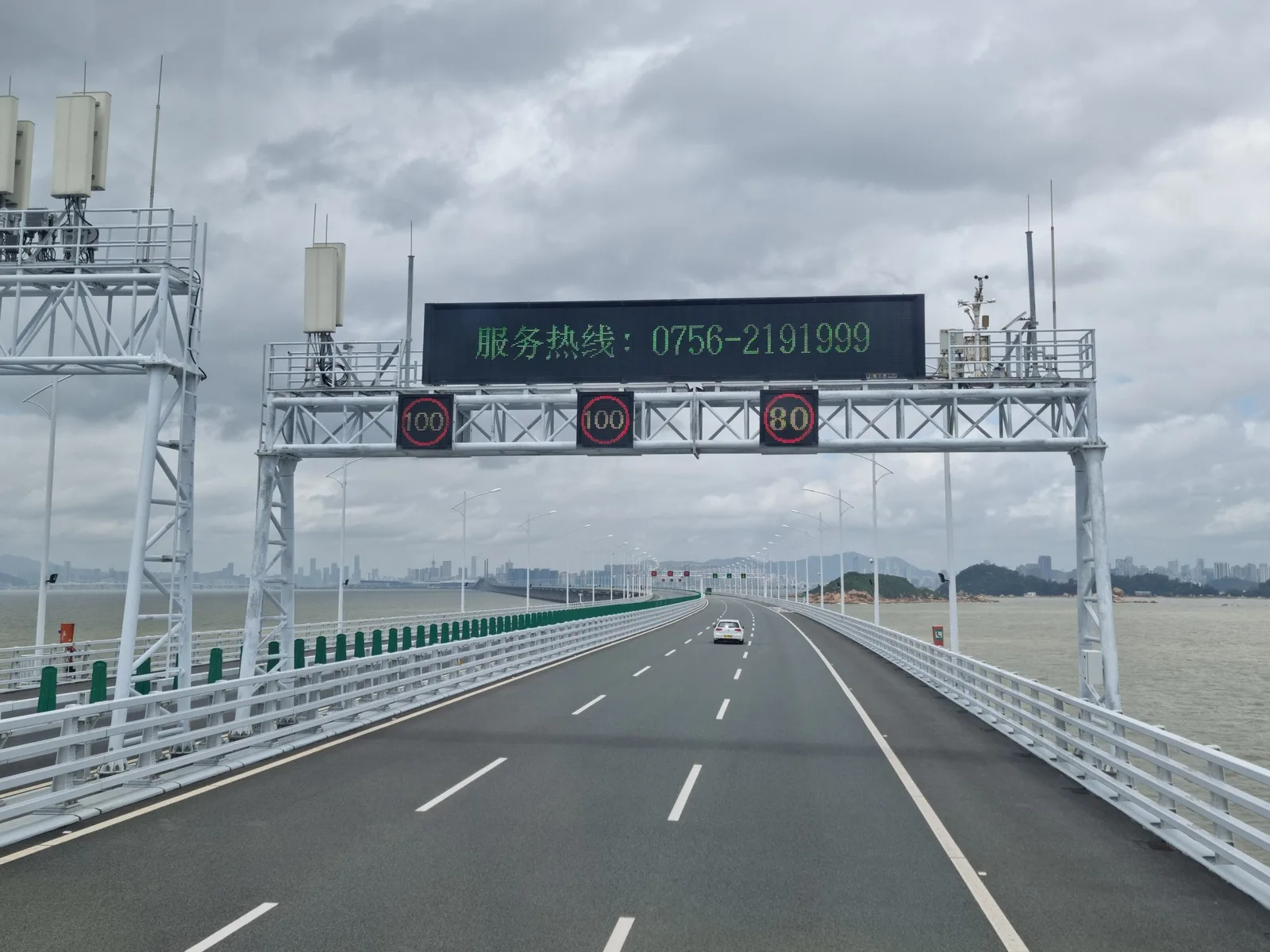 Atmosphere at Hong Kong-Zhuhai-Macao Bridge Frontier Post Zhuhai — travel photo