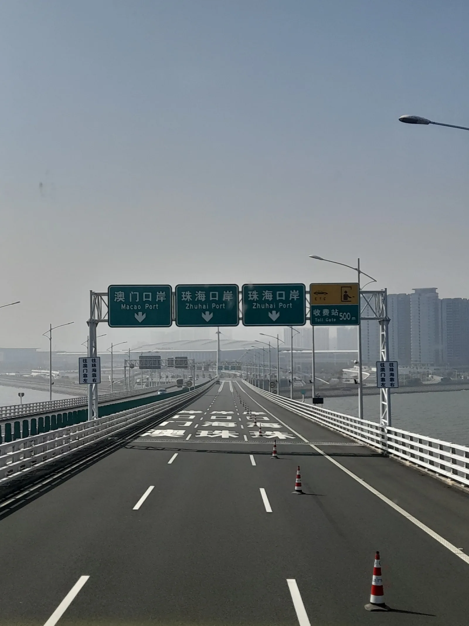 Details at Hong Kong-Zhuhai-Macao Bridge Immigration Building Zhuhai Section Zhuhai — travel photo