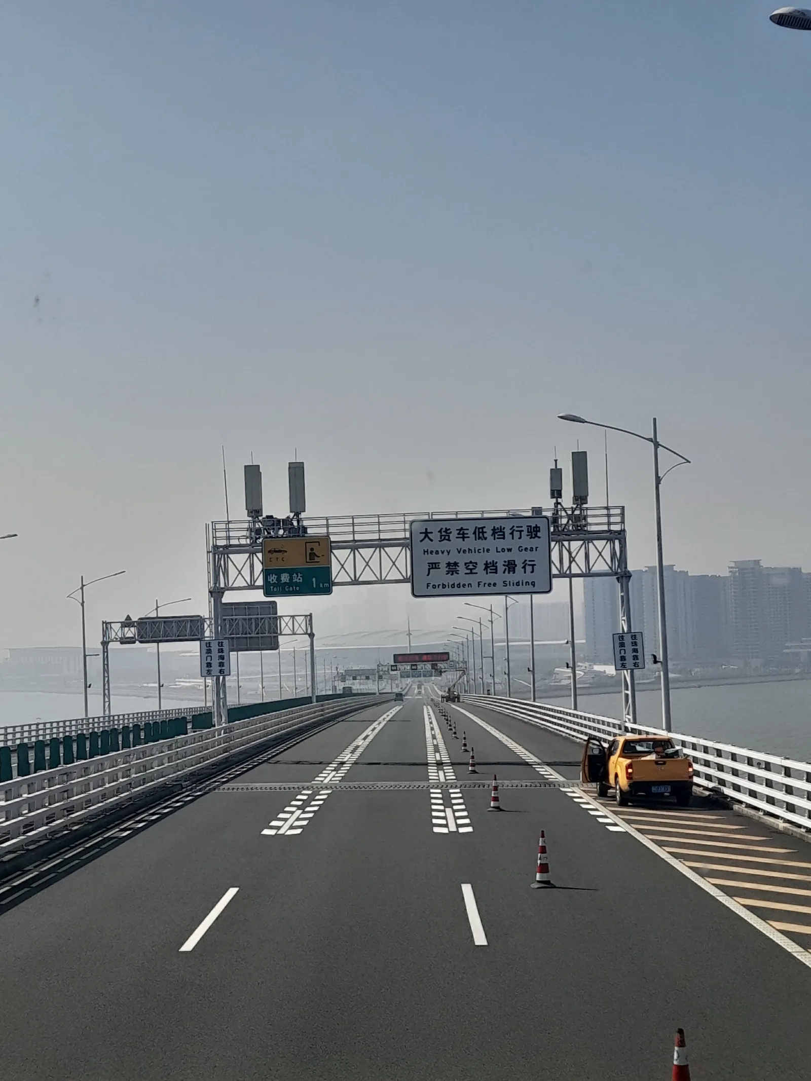 Atmosphere at Hong Kong-Zhuhai-Macao Bridge Immigration Building Zhuhai Section Zhuhai — travel photo