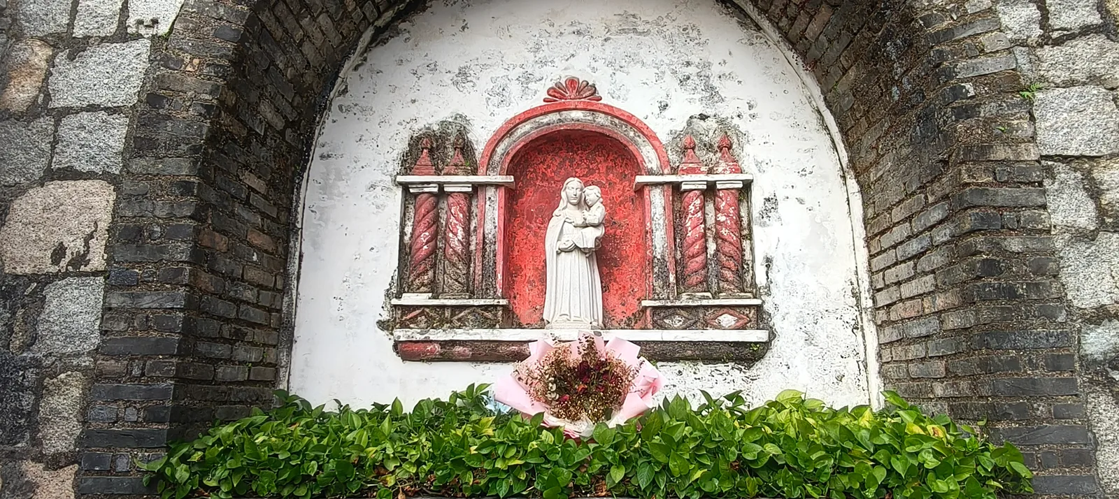 Details at Museum of Sacred Art and Crypt Zhuhai — travel photo