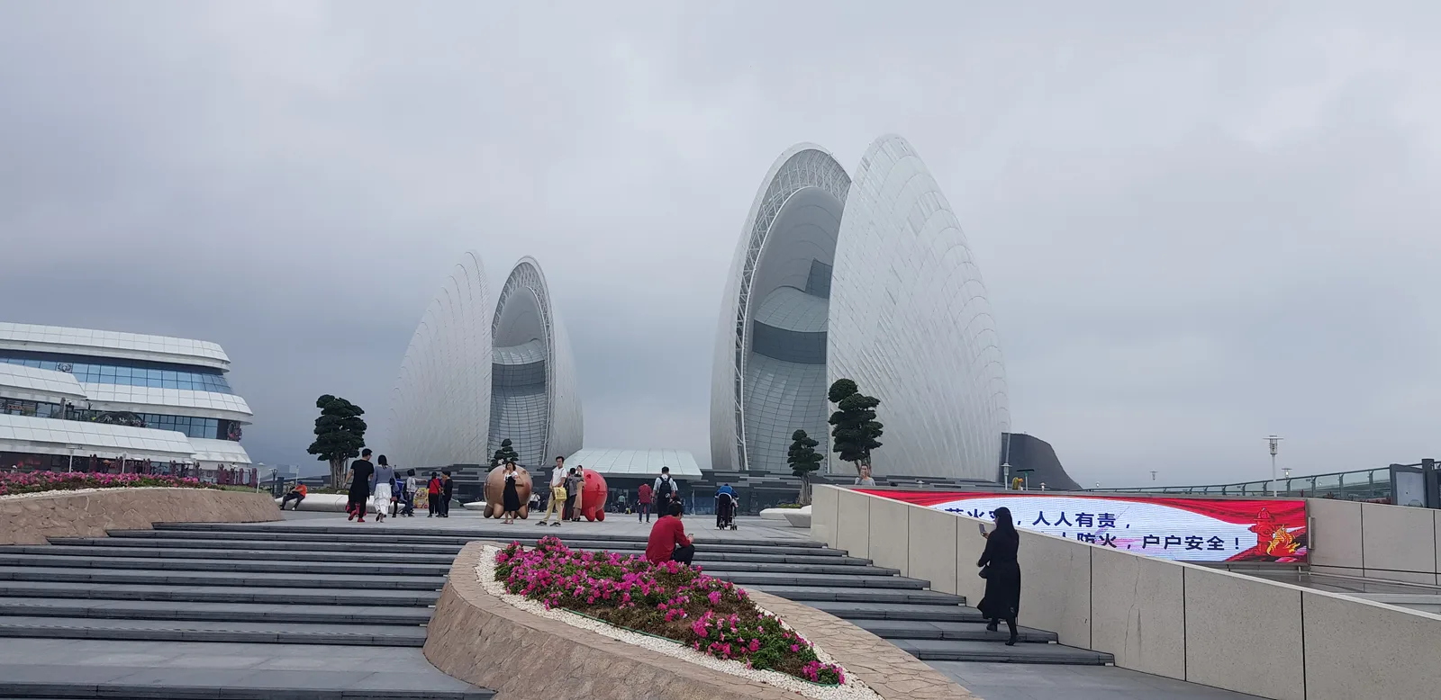 Atmosphere at Zhuhai Cultural Center Gongbei Theater Zhuhai — travel photo