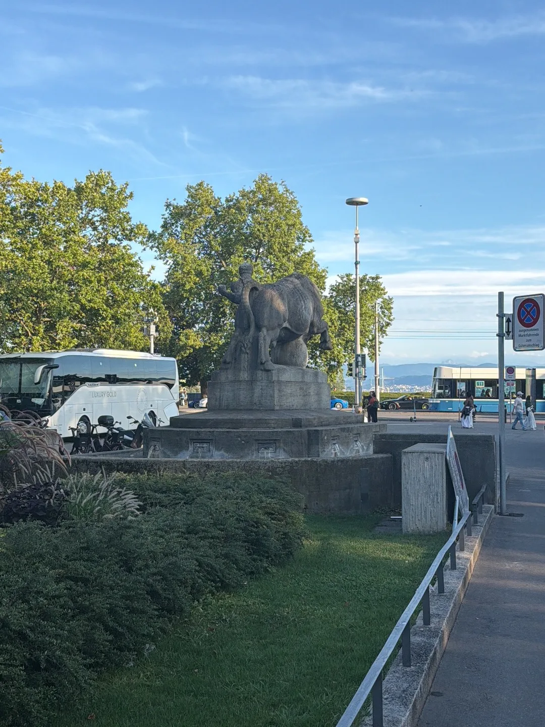Main view at Geiserbrunnen von Brüllmann Zurich — travel photo