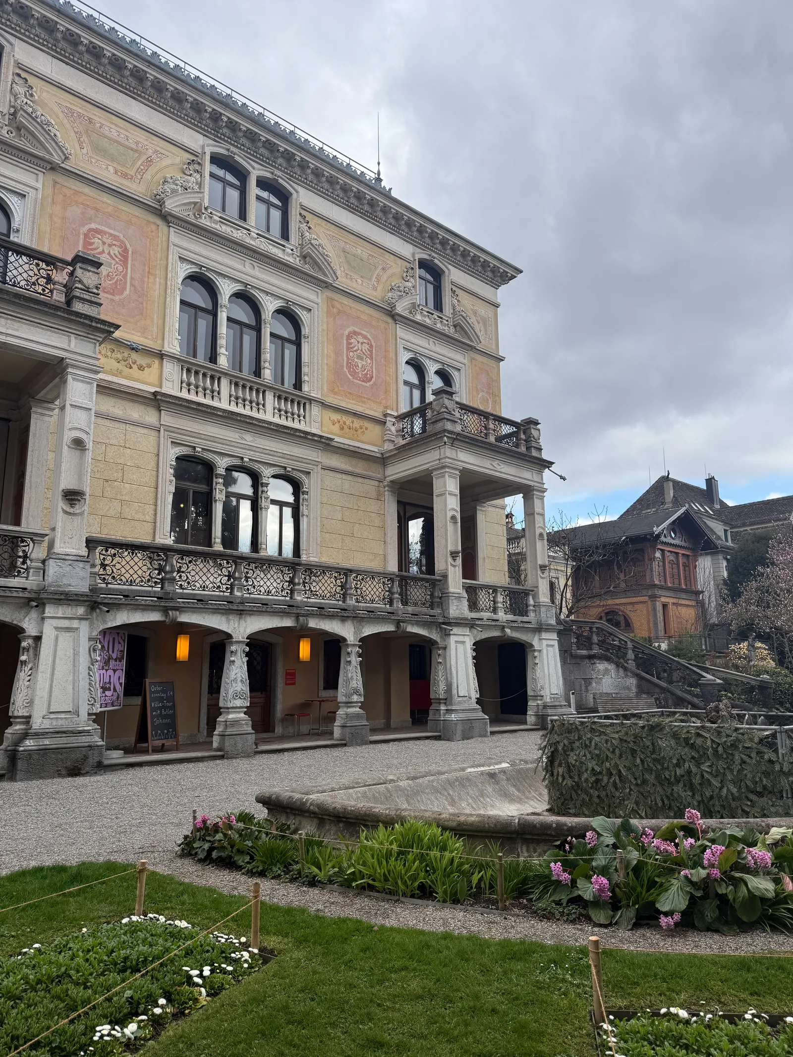 Atmosphere at Heimatschutzzentrum in der Villa Patumbah Zurich — travel photo