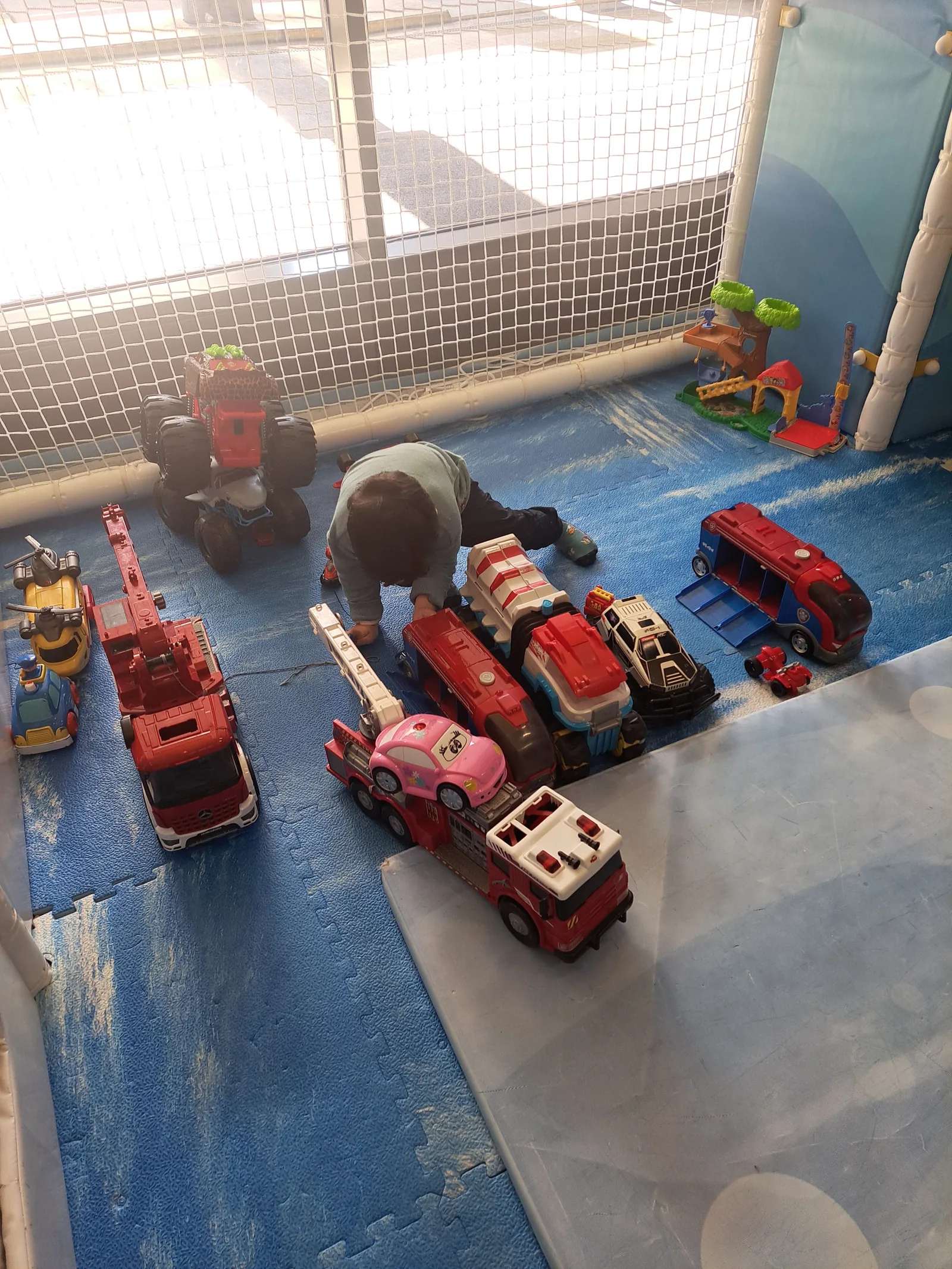 Atmosphere at KIDS PLAYLAND Zürich Indoor Kinderspielparadies Zurich — travel photo